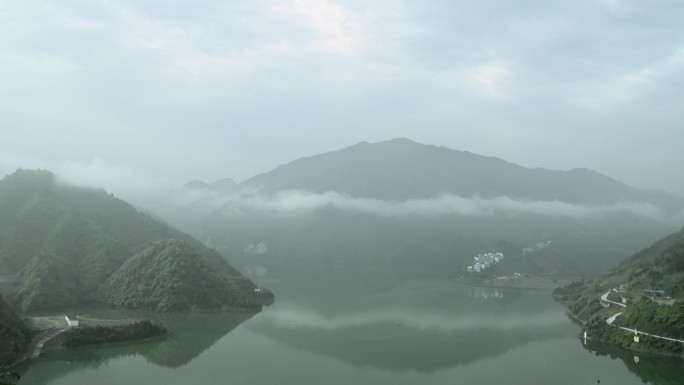 烟雨蒙蒙 雾龙缠腰