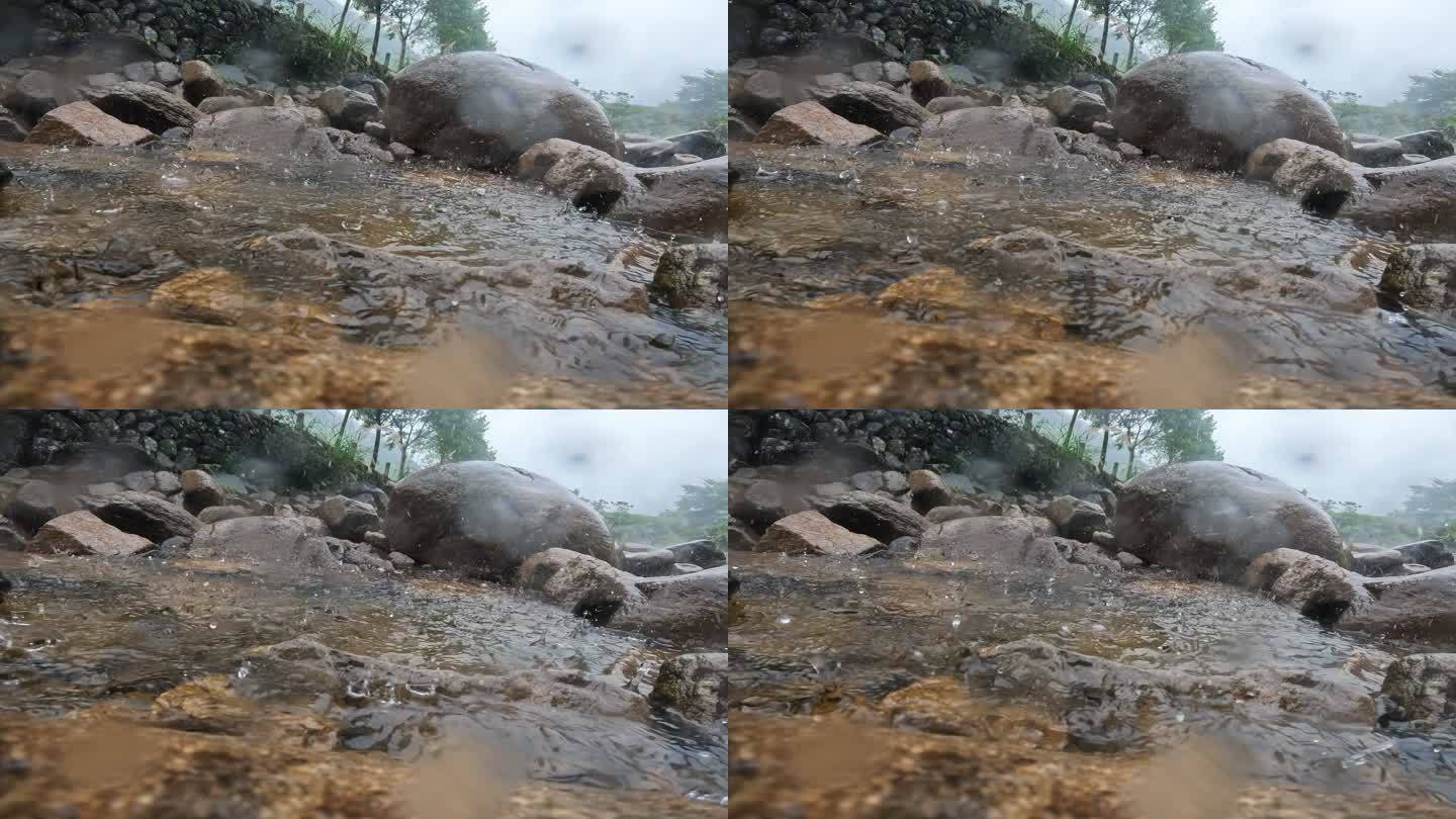 雨中的小溪