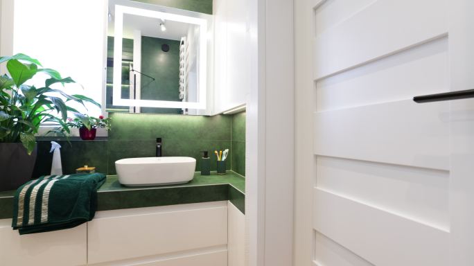 现代豪华浴室-绿色和白色瓷砖与黑色元素。
