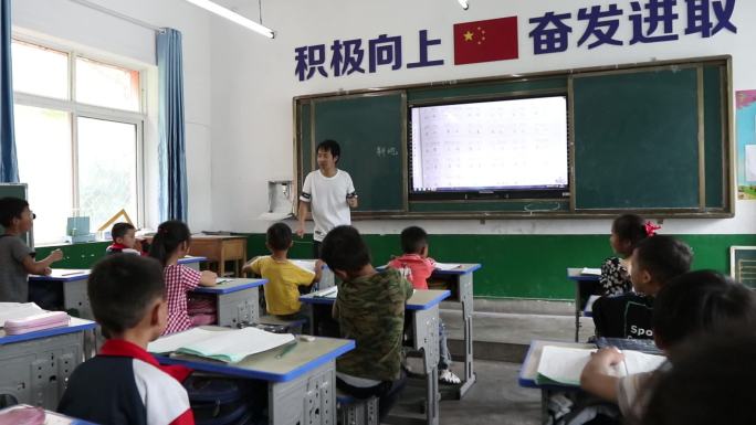 何家庄旅游村小学上课1