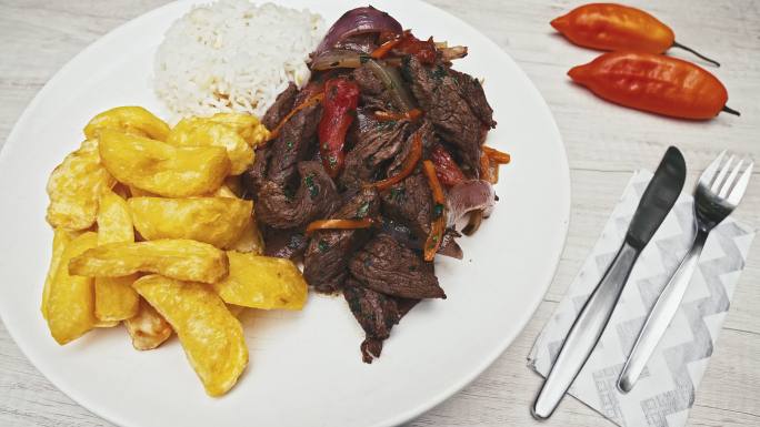 Lomo Saltado（秘鲁炒牛肉）配炸薯条