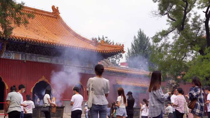 寺院香客上香祈福