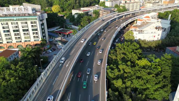 城市高架桥高速公路的车流无人机追车航拍