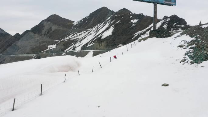 积雪 踏雪前行 雪山跋涉 坚韧 举步维艰