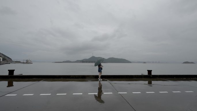 虾峙岛-少女雨天海边散步