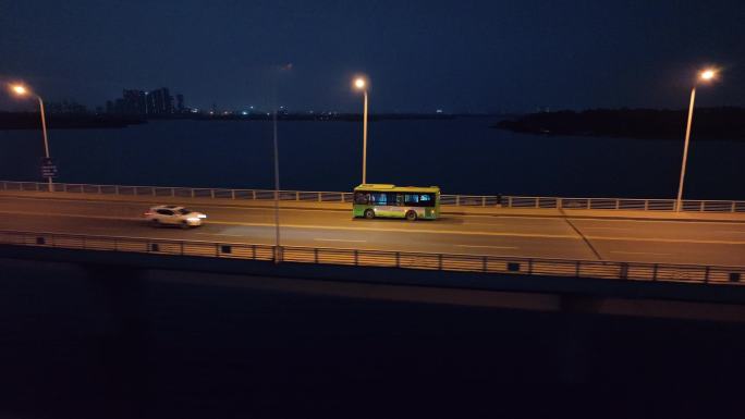武汉严西湖大桥夜景跟拍行驶在桥上的公交车