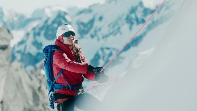 登山者登山爱好者攀岩运动员雪地牵引