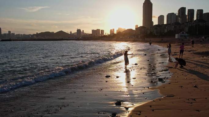 夕阳下的黄金沙滩海岸航拍