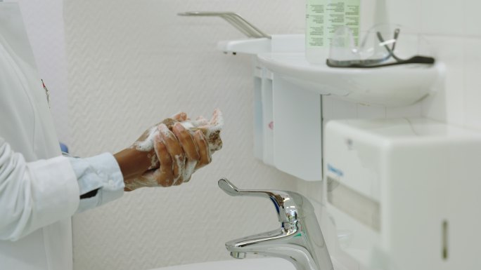女医生在医院洗手正确手部清理方式泡沫搓手