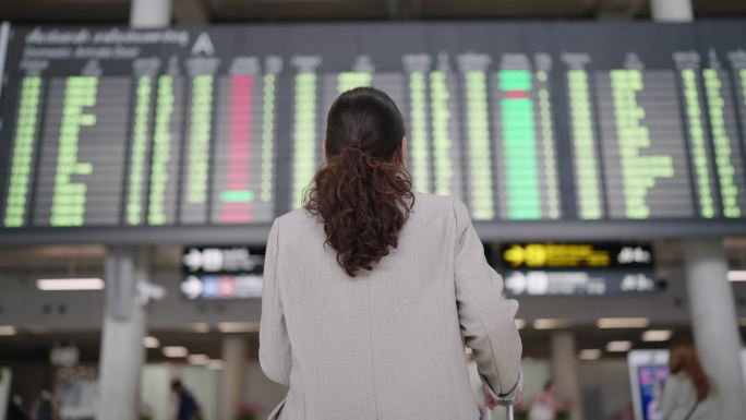 亚洲女商人在看机场登机牌