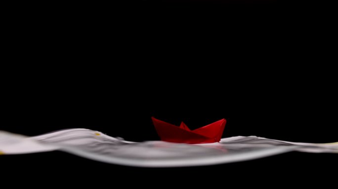 水上的红纸船红色乘风破浪孤独前行
