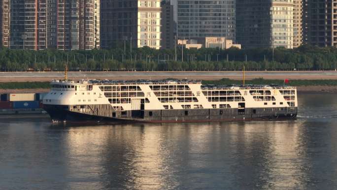 航拍上汽安吉商品汽车货运轮船在长江上航行