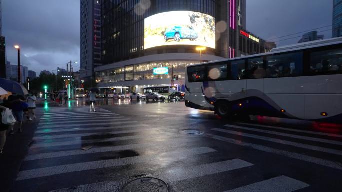 静安寺路口雨夜的交通车流