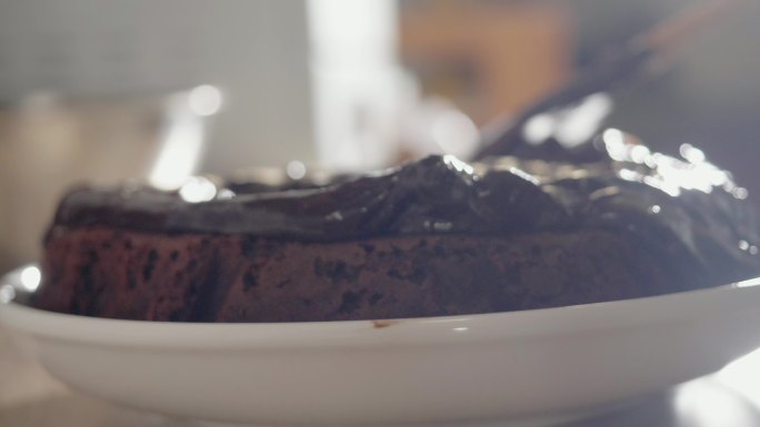 自制蛋糕上掉落的巧克力糖，慢动作。