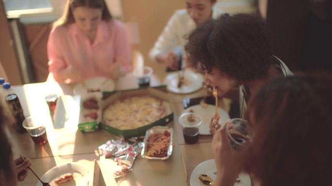 不健康食品欧美人素材一群人家庭聚餐