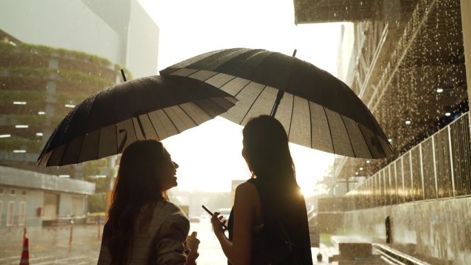 大雨中，两名亚洲妇女正在回家的路上。