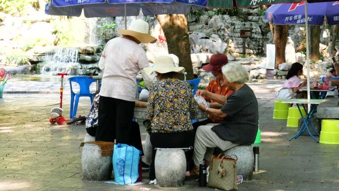 老人 公园户外 休闲娱乐