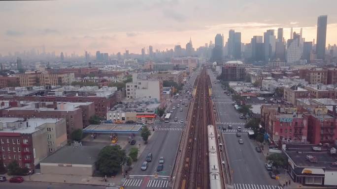 美国纽约，日落时分，一列火车穿过阳光下的皇后大道