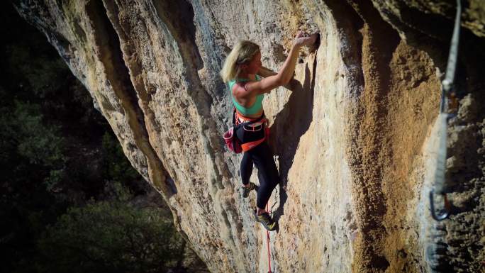 女子攀岩运动路线女人实拍爬山