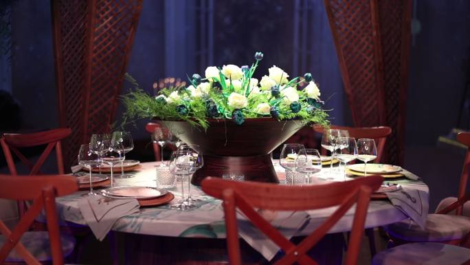 私人餐桌区、豪华餐桌、昂贵豪华餐厅、优雅婚礼餐桌、婚礼装饰、贵宾休息室餐桌