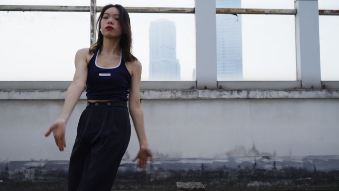 舞动青春女孩跳拉丁舞