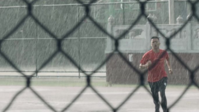奔跑 跑步 励志视频 雨中奔跑