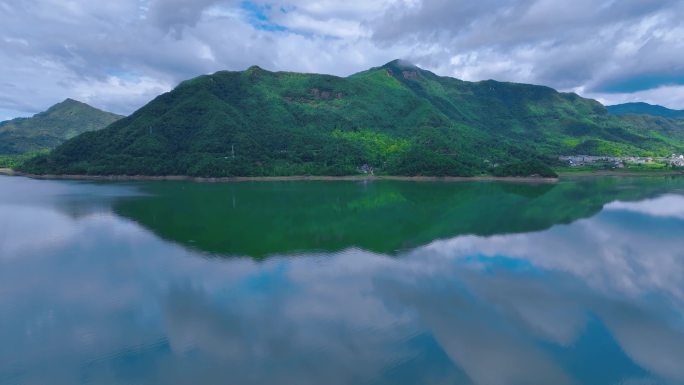 03湖面飘云