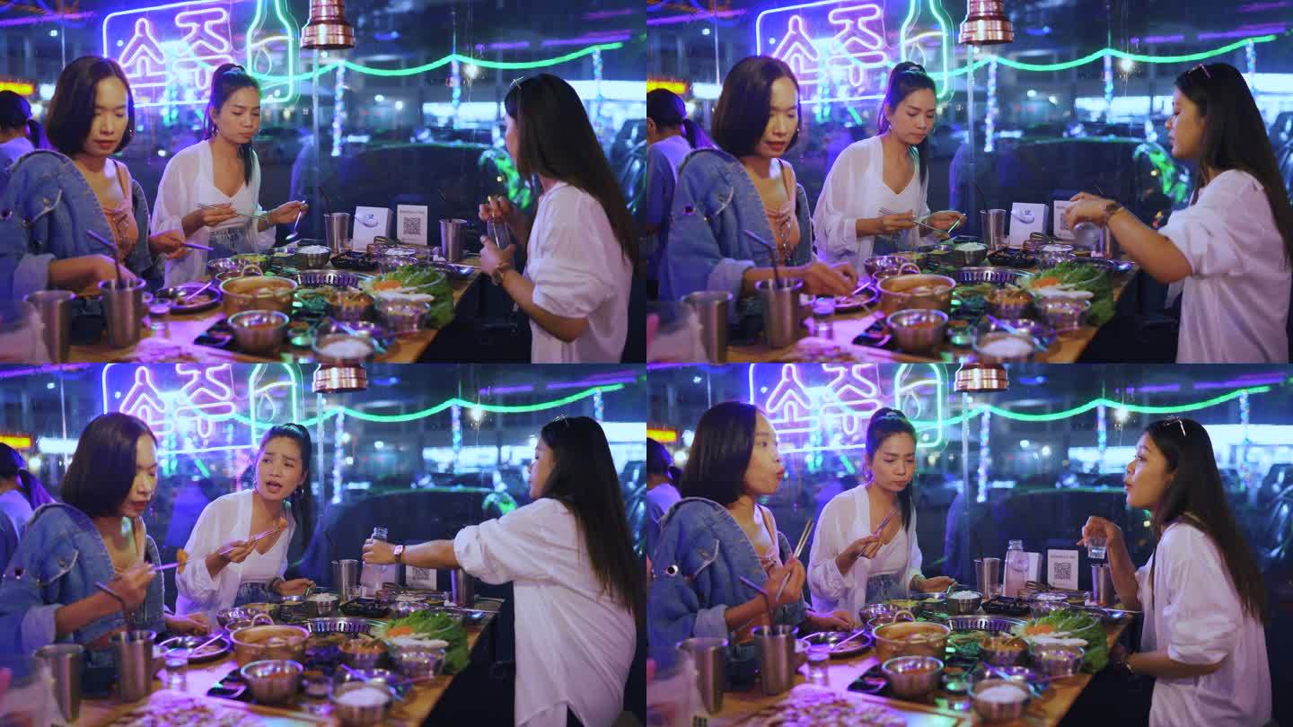 亚洲朋友在韩国餐厅聚会。