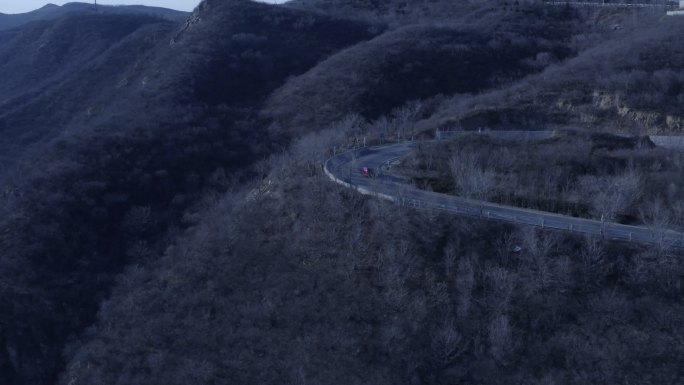 航拍红色汽车山路行驶 u型弯道 山景大全