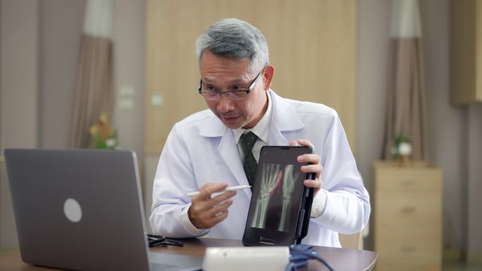 医生通过视频会议告知了X光检查结果。