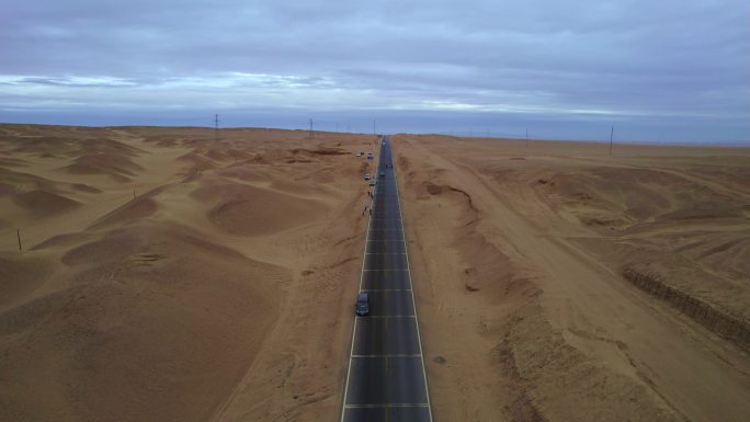 青海315国道沙漠中的公路（u型公路）