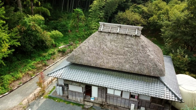 鸟瞰乡间的传统老式日本式草屋