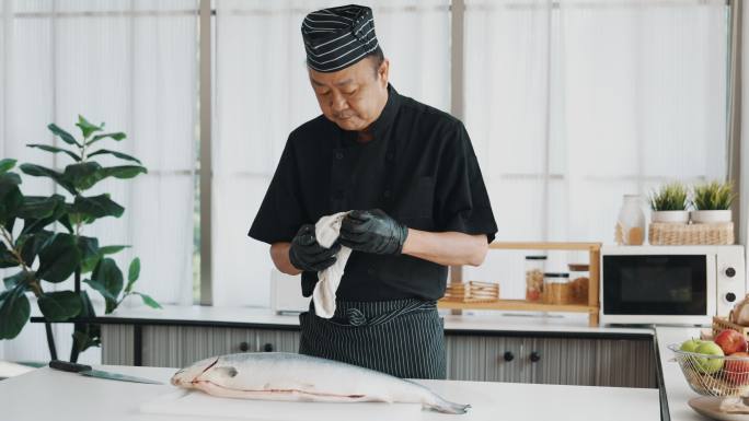 日本厨师清洗寿司和生鱼片用的三文鱼