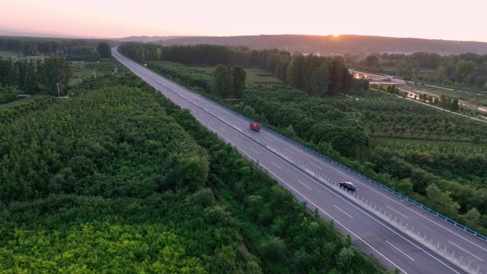 高速公路上快速行驶的红色货车