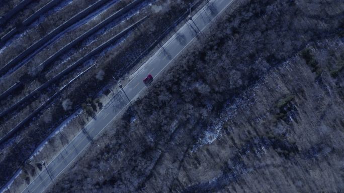 航拍红色汽车 山路行驶  梯田 车尾角度