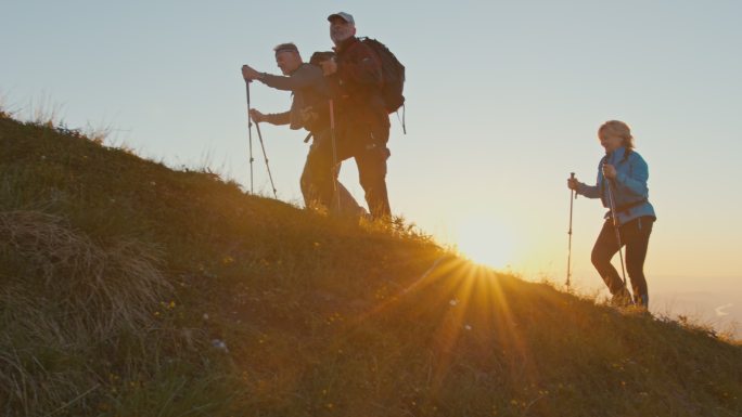 斯洛-莫：三个徒步旅行者在山脊上行走