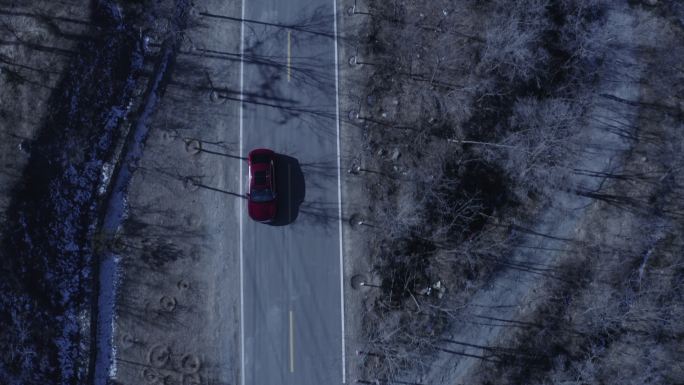 航拍山路岔路口红色汽车 车头角度 中景