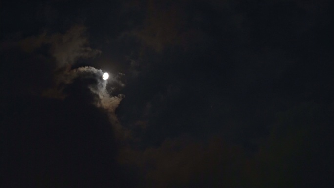 夜晚明月当空 月亮云