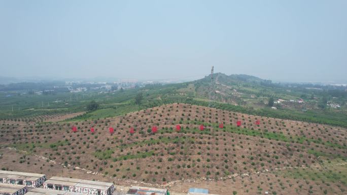 航拍绿色发展理念 荒山改造绿水青山标语