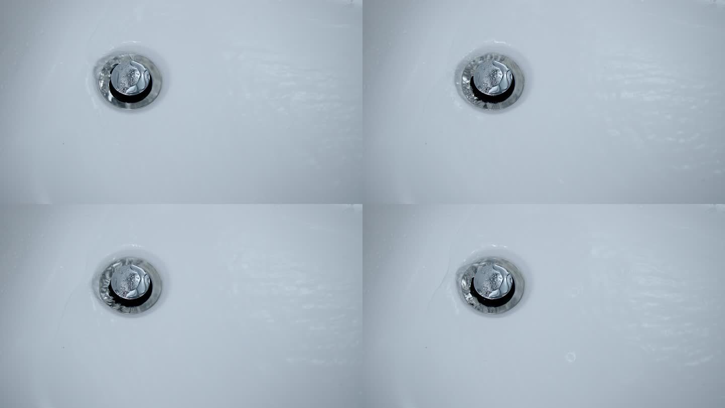 特写：白色浴缸的水槽塞中有水