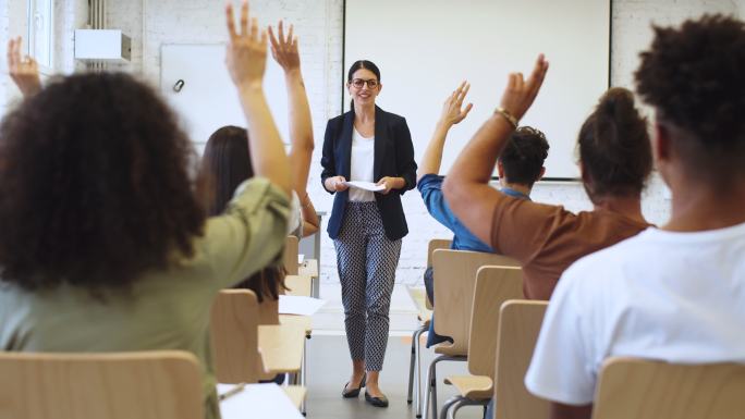 女教授回答学生的问题