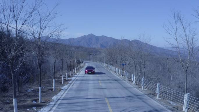 航拍山路红色汽车迎面疾驰而过 近景 移拍