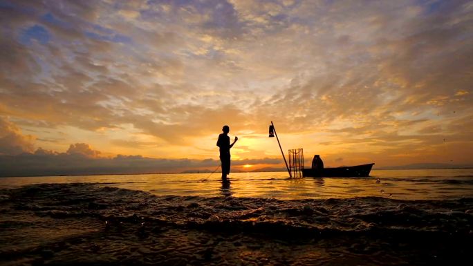 晨曦中工作的渔民的当地生活方式的慢镜头。