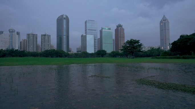 雨中城市