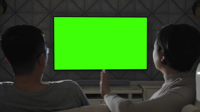 用绿色屏幕看电视两个人夫妻二人周末时光