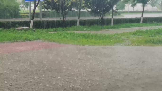 大雨倾盆的汽车冲浪在积水中