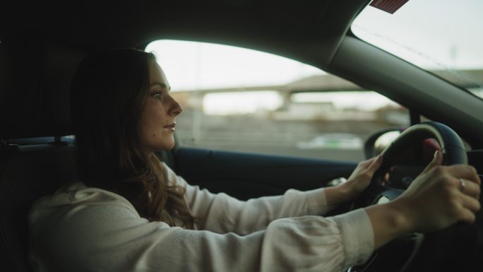 开车的年轻女子网约车导航开车行驶外国人