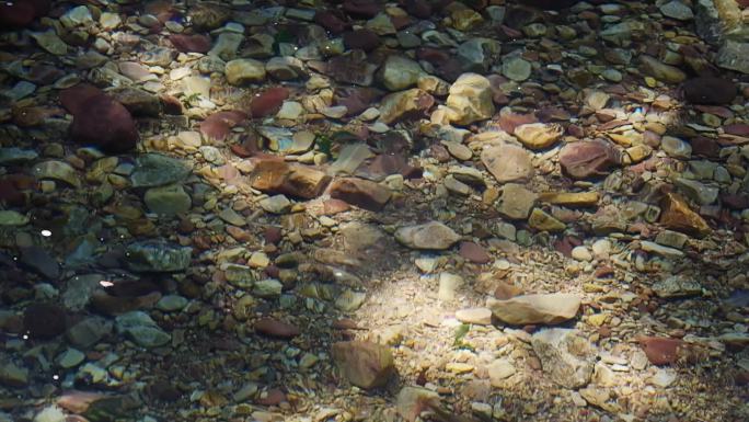 平静舒缓水面 清澈见底鹅卵石