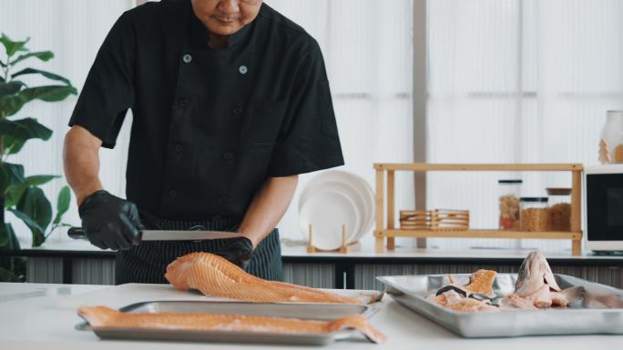 日本厨师正在切生三文鱼做寿司和生鱼片三文鱼