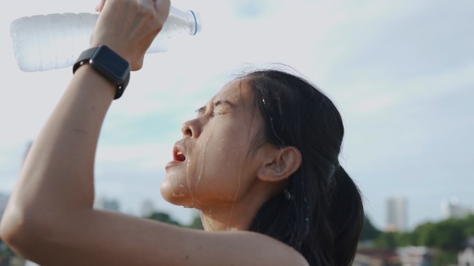 亚洲年轻女子用水洗脸